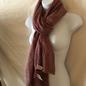 Scarf in renaissance rose color.